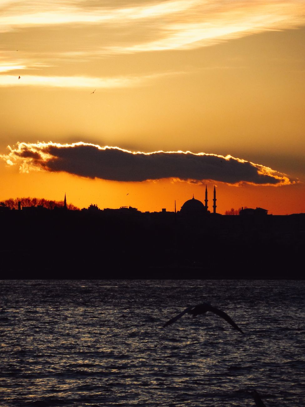 İstanbul Boğazı tarihi yapılar ve gün batımı